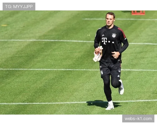 拜仁发布欧冠赛前训练视频，重点演练高位逼抢后三线推进